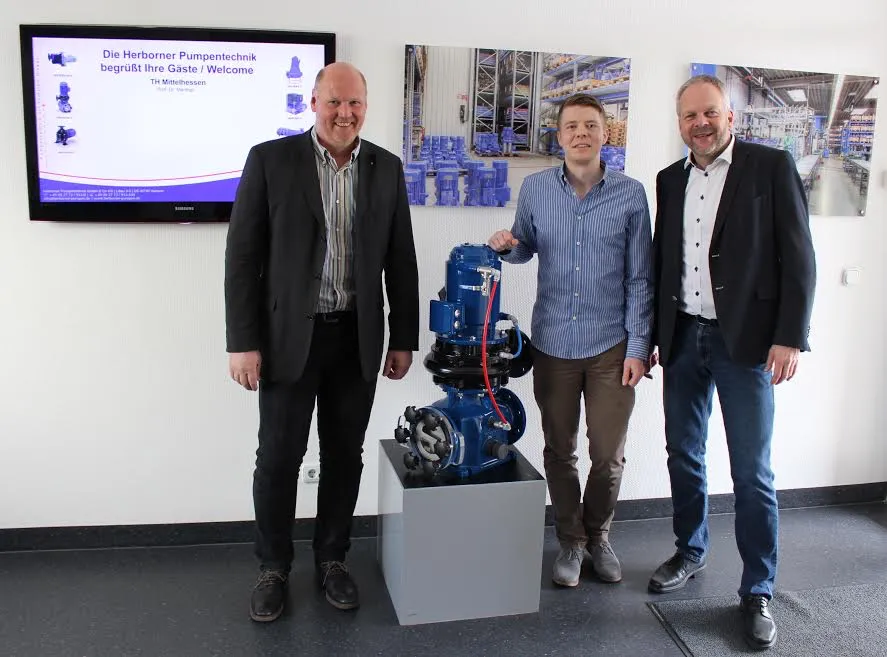 Tim Düding (m.) wird im Unternehmen von Sascha Korupp (r.) und von Lars Runte (nicht  im Bild) betreut. Als Hochschulbetreuer steht ihm Prof. Dr. Gerd Manthei (l.) zur Seite. Foto: THM StudiumPlus